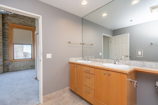 Building Photo - Modern Downtown Milwaukee Condo for Rent