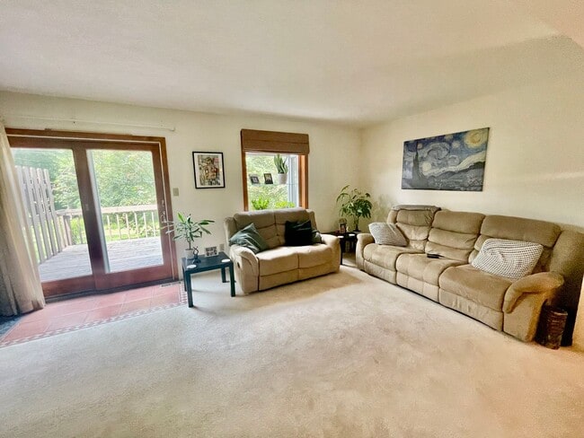 Building Photo - Charming and Spacious 3-Bedroom Home for R...
