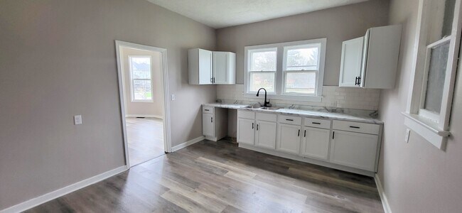 Building Photo - 1326 E Pontiac St