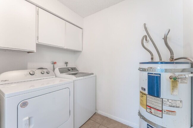 Building Photo - Downstairs unit B. One of a Kind Apartment with 2 bedrooms and 2 bathrooms with Laundry Room, Vie...