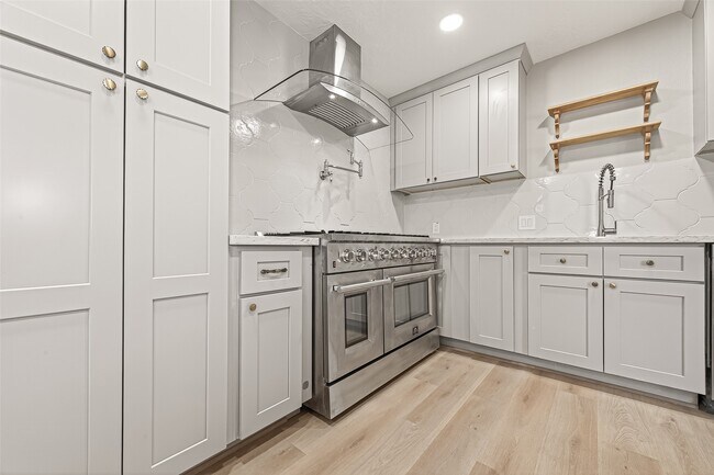 Building Photo - 1611 Drexel Dr