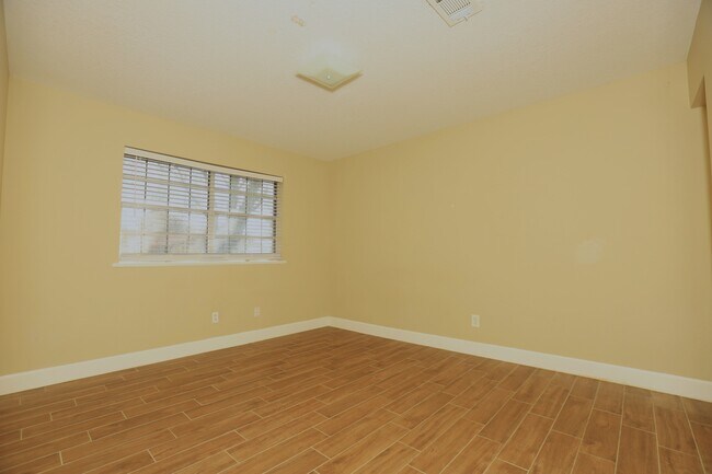 Building Photo - 103 E Meadow Ln