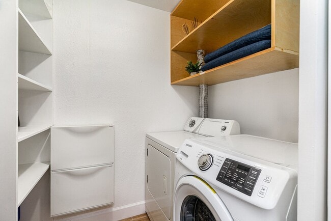 Building Photo - Updated Bellevue Condo in Racquet Club — P...