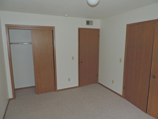 Building Photo - $1025 | 2 Bedroom, 1 Bathroom Condo | Cat ...