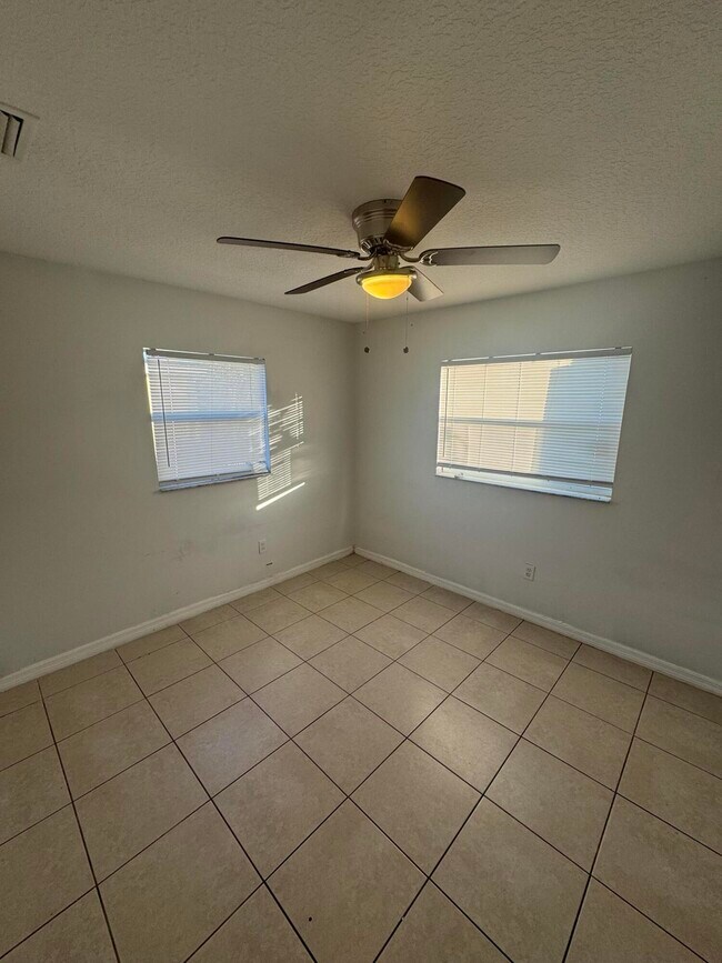 Building Photo - 820 Juanita Cir