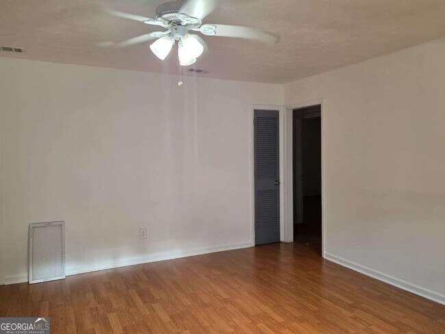 Building Photo - 4751 Valley Dale Dr SW