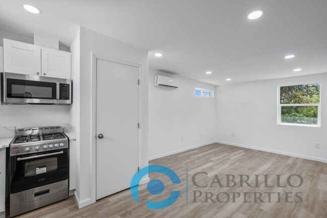 Building Photo - 2527 Tuberose St