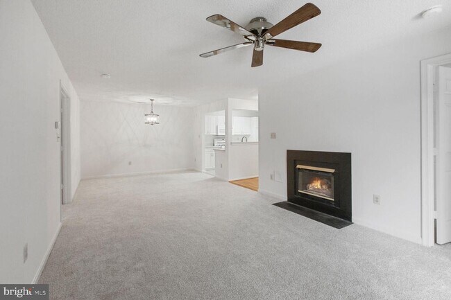 Building Photo - 10012 Vanderbilt Cir