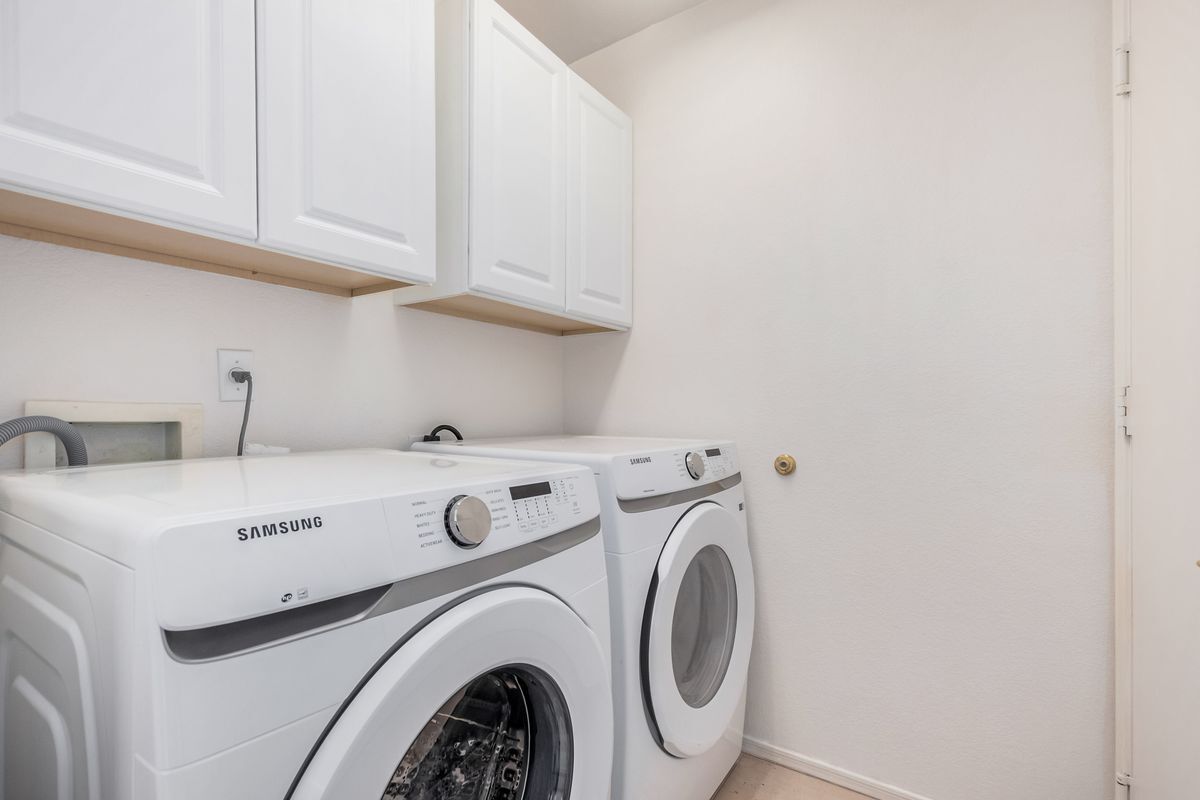 Building Photo - 3022 E Captain Dreyfus Ave