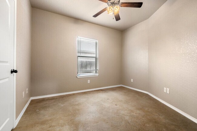 Building Photo - AVAILABLE NOW! 3 BEDROOM DUPLEX LOCATED IN...