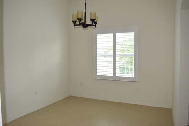 Building Photo - Gorgeous & Tropical 4 bedroom 3 Bath