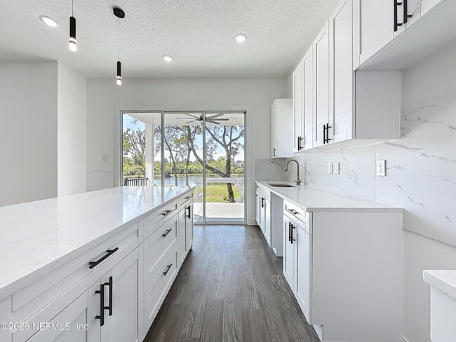 Building Photo - 2121 Broadwater Dr