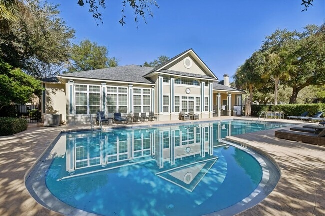 Building Photo - 13703 Richmond Park Dr N