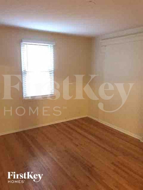 Building Photo - 534 Longwood Dr