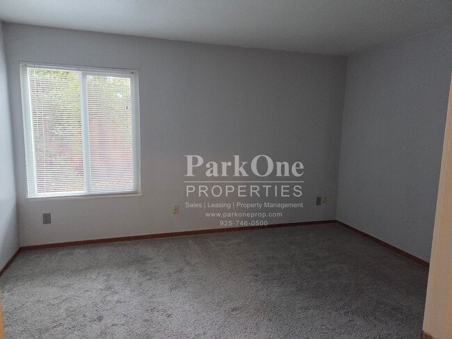 Building Photo - Great 1 bedroom ground floor condo.