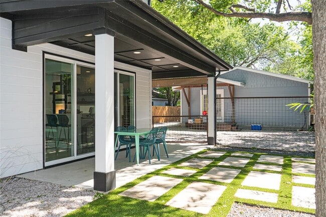 Building Photo - 2714 E 3rd St