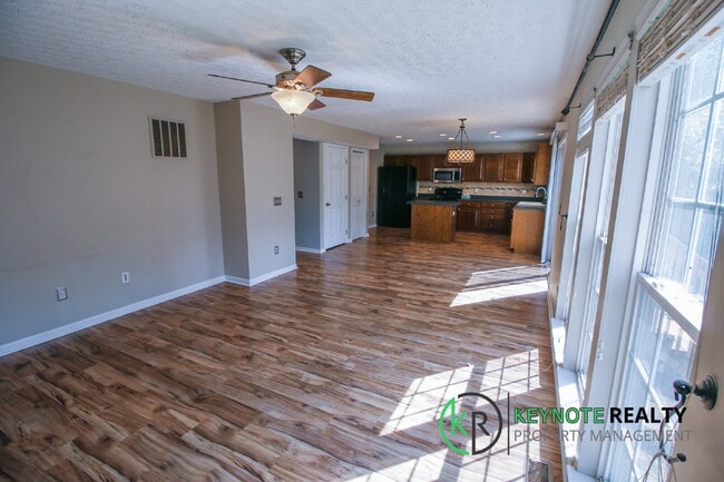 Building Photo - Gorgeous 3 Bedroom, 3 Bathroom Home Availa...