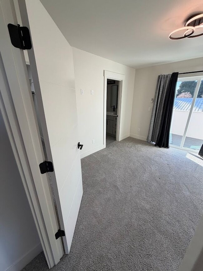 Building Photo - Modern Living Duplex in Keizer