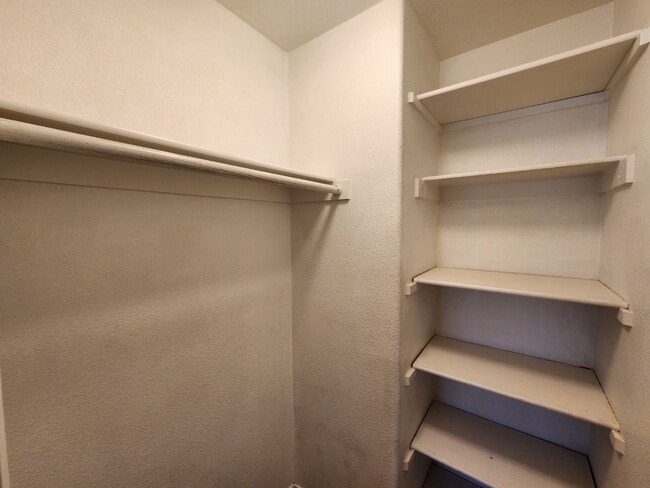 Building Photo - Beautiful 3 Bedroom & 2 1/2 Bath Condo.