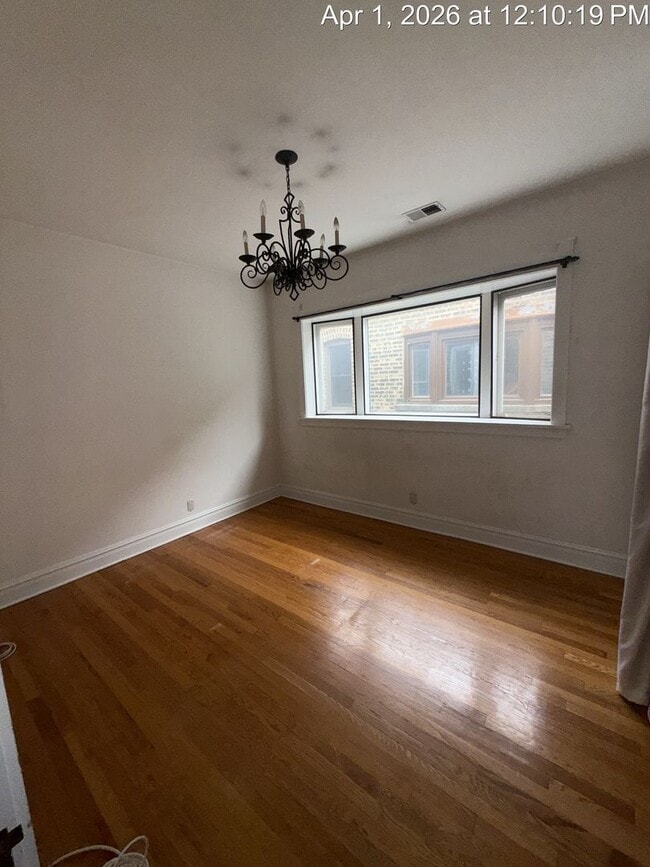 Building Photo - Stunning Top Floor 2 Bed, 2 Bath Condo Just Steps to the Lake