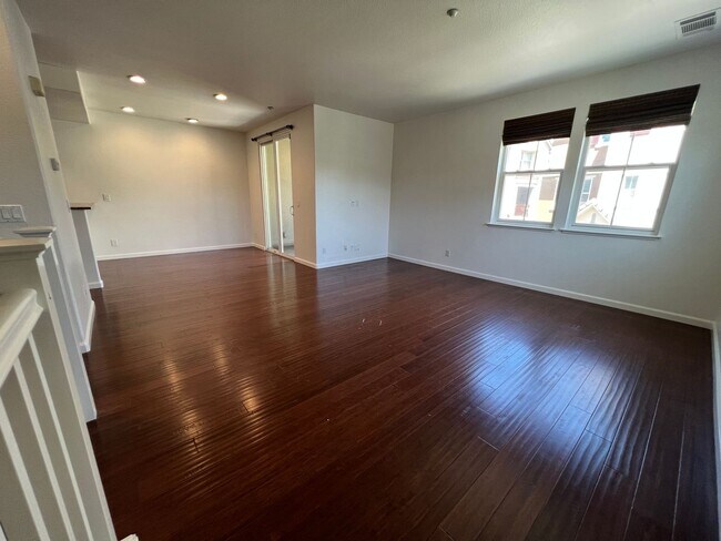 Building Photo - $4195-Beautiful Tri-level 3 Bed/2.5 Ba Townhome in Hampton Park/North San Jose
