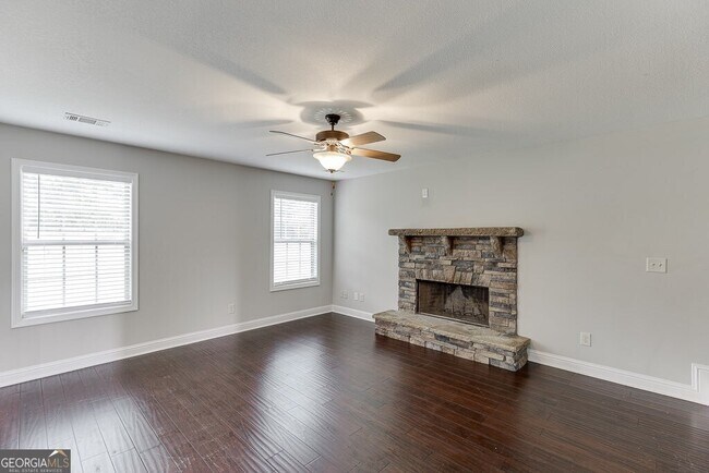 Building Photo - 323 Deer Run Dr