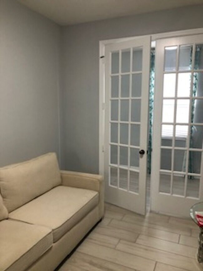 Building Photo - PRATICALLY BRAND NEW HOME IN GATED COMMUNITY!