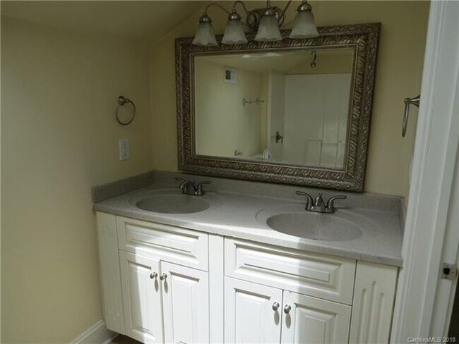 Building Photo - 123 7th St