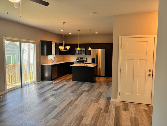 Building Photo - Spacious 3BR 2.5ba house in Urbandale, available NOW!