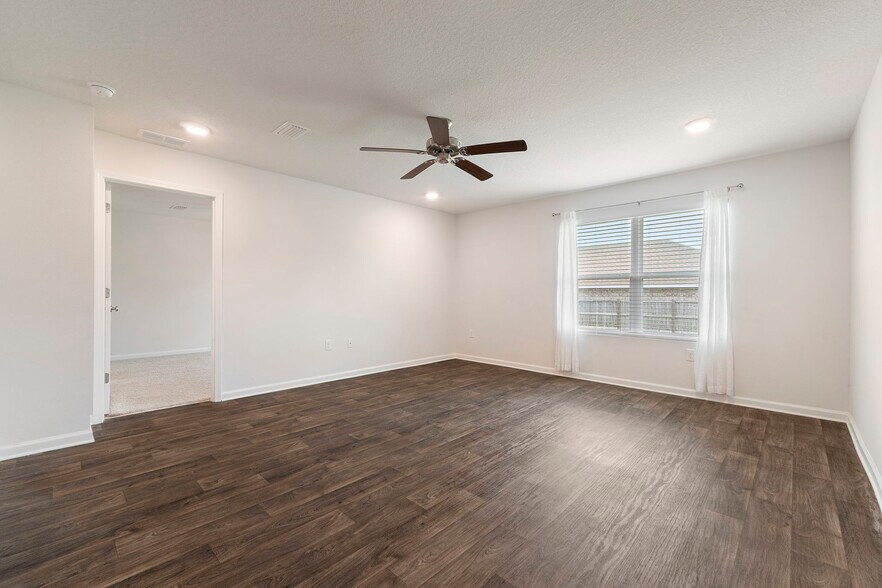 Building Photo - 7805 Lakeside Oaks Dr