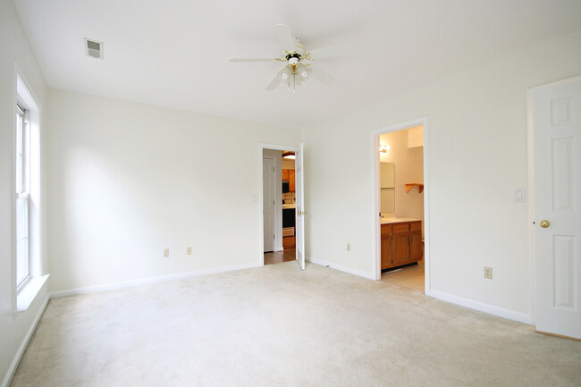 Building Photo - Pet Friendly Locust Meadows Townhome (Appl...