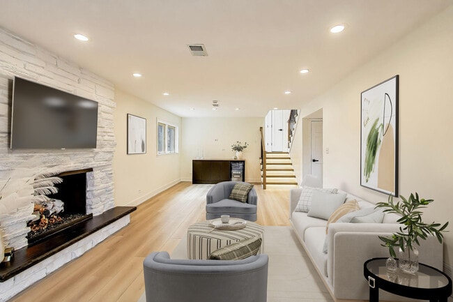 Building Photo - 909 S Waverly Ave