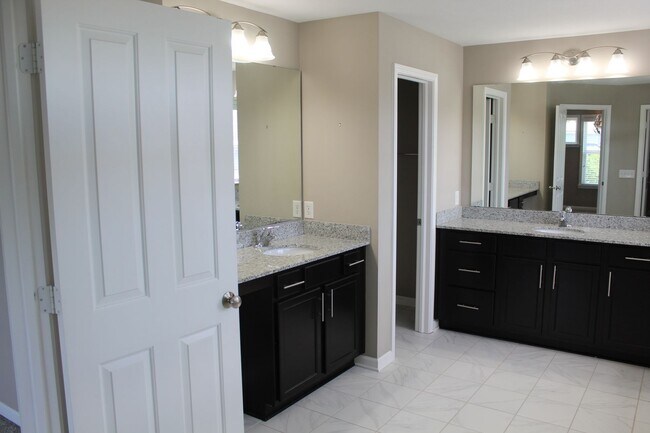 Building Photo - Absolutely Gorgeous 5 BR Estate Home in Br...