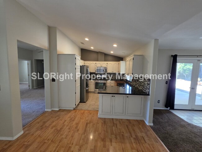 Building Photo - AVAILABLE NOW - Beautiful 3Bed + Bonus Room, 2Bath Paso Robles Home