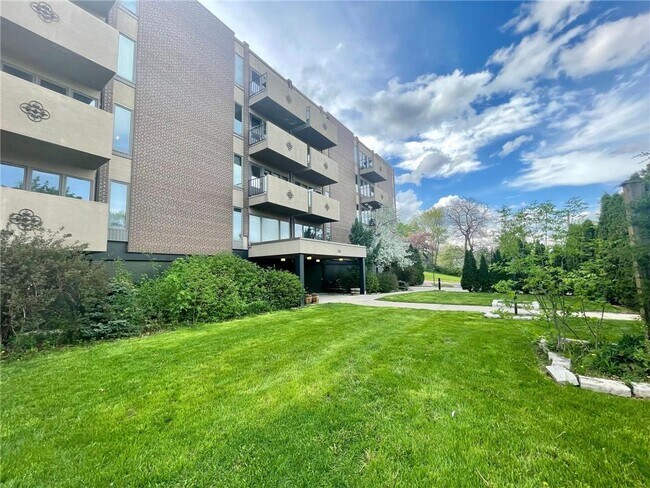 Building Photo - 633 Robert St