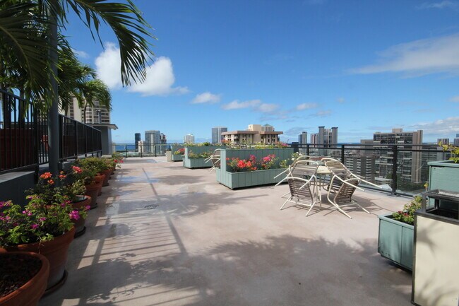 Building Photo - 1 bedroom, 1 bath, 1 Parking. End Unit! Am...