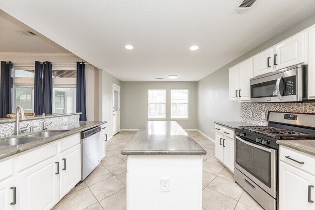 Building Photo - 21403 Hadrian Dr