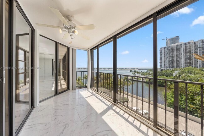 Building Photo - 1925 Brickell Ave