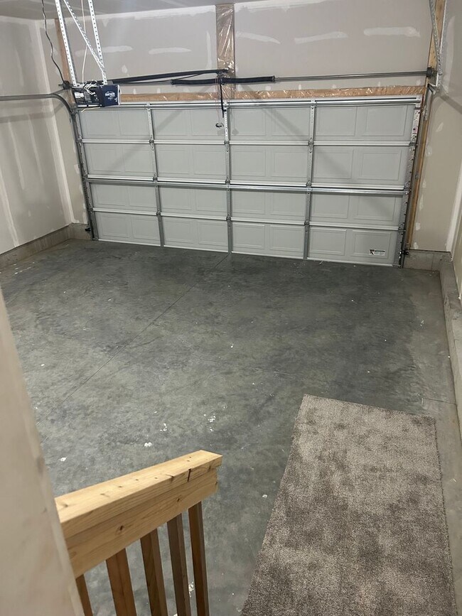 Building Photo - 4 bed 3 bath Townhome For Rent!