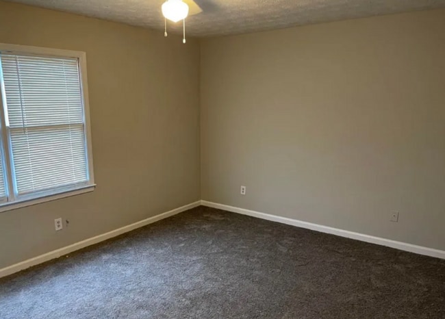 Building Photo - 2 bed 2.5 bath in Stockbridge!