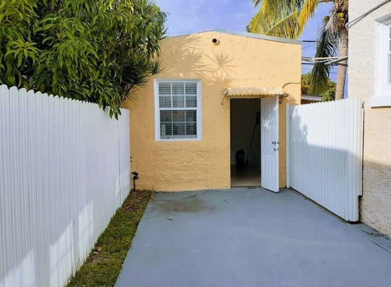 Building Photo - 2235 SW 16th Ter