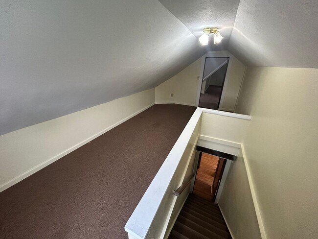 Building Photo - Charming 3-Bedroom Home in Peaceful West Toledo Neighborhood
