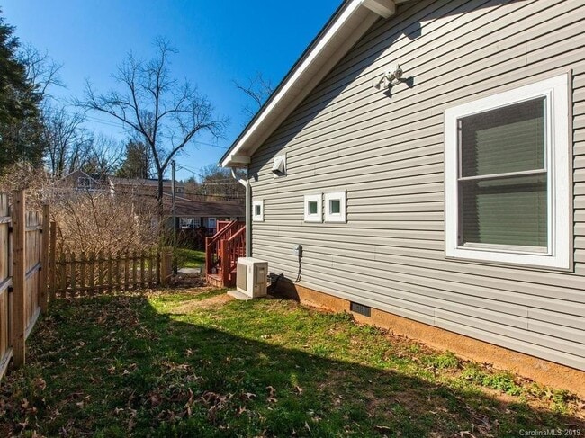 Building Photo - Modern Asheville Rental