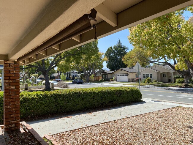 Building Photo - 112 N Cypress Ave