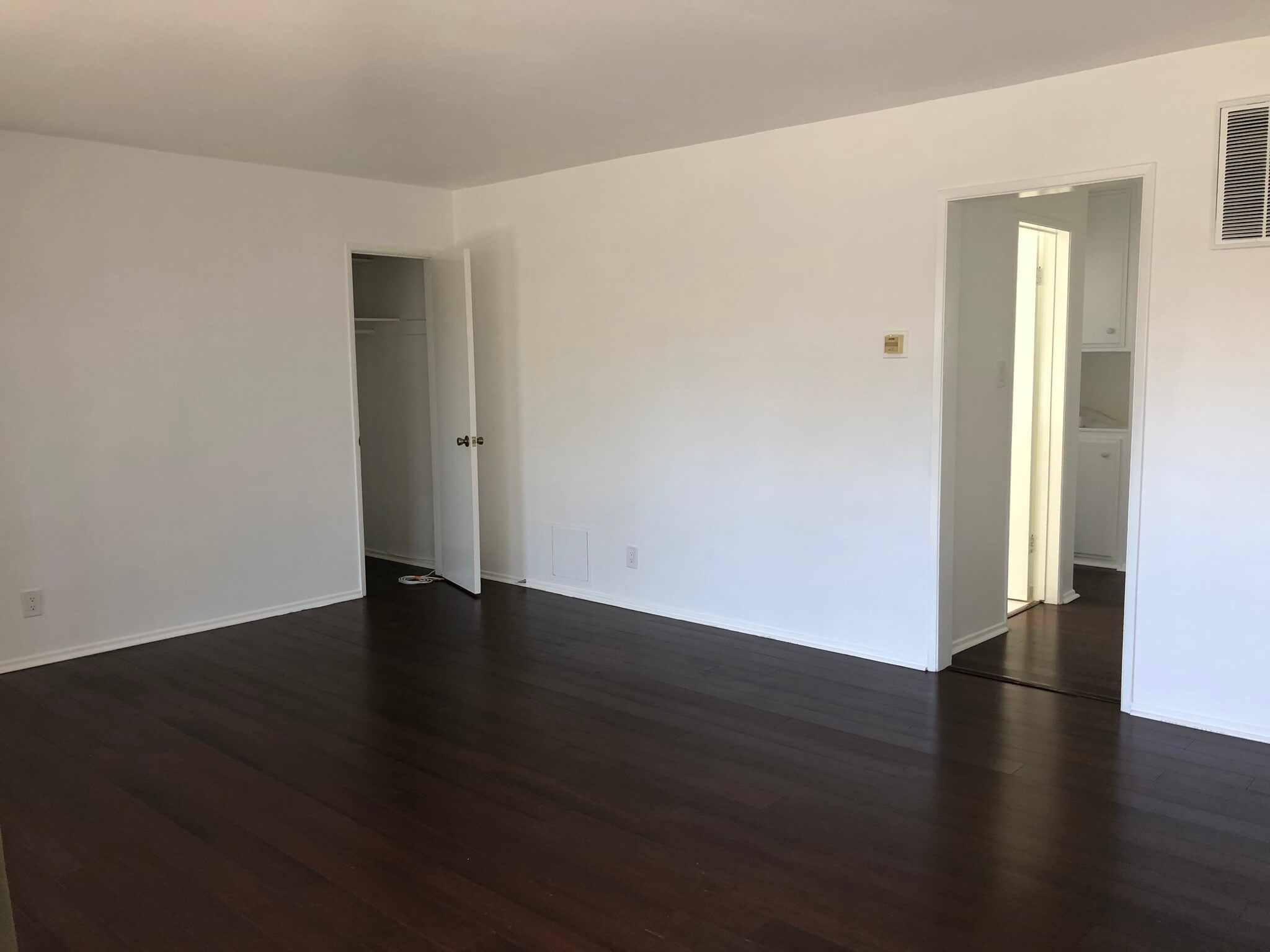 Spacious living room - 1418 Stanford St