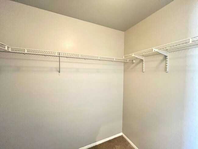 Building Photo - **$800 OFF MOVE IN BY 11/14/25**Spacious T...