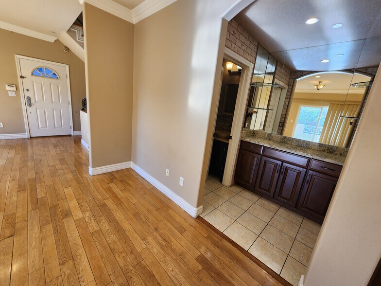 Building Photo - 13620 Valerio St