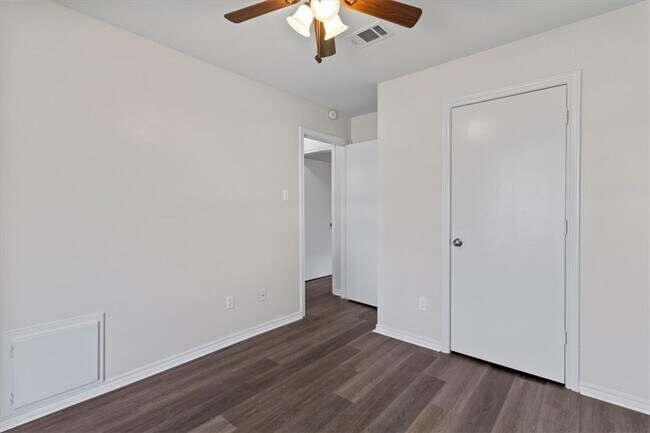 Building Photo - 806 Kalanchoe Ct