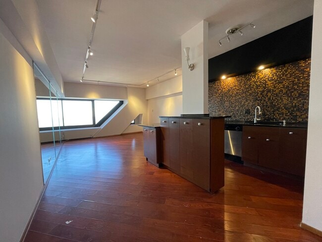 Building Photo - 175 E Delaware Pl