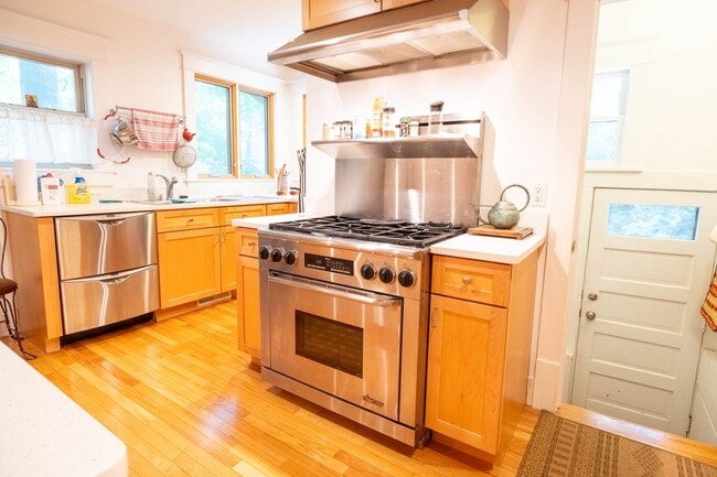 Building Photo - 6 Month Lease: 2 BED / 2.5 BATH HOUSE CLOS...